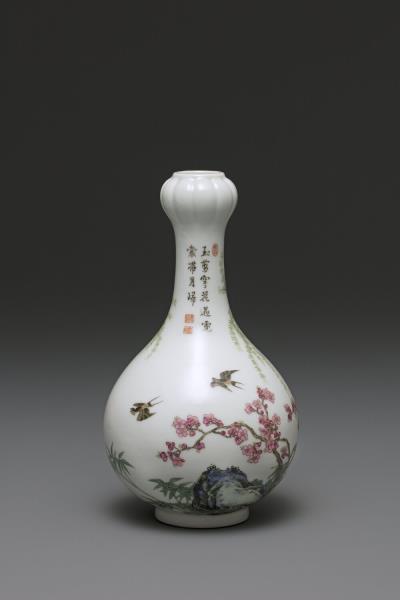 琺瑯彩桃柳爭春蒜頭瓶