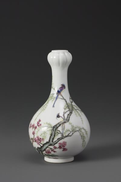 琺瑯彩桃柳爭春蒜頭瓶