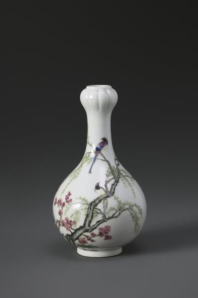 琺瑯彩桃柳爭春蒜頭瓶