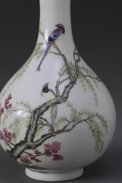 琺瑯彩桃柳爭春蒜頭瓶