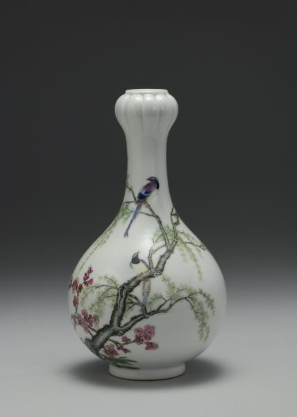 琺瑯彩桃柳爭春蒜頭瓶