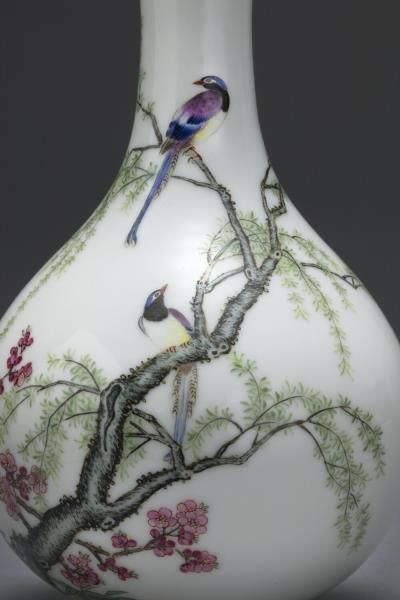 琺瑯彩桃柳爭春蒜頭瓶