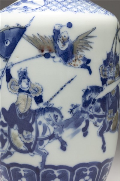 青花釉裡紅刀馬人盤口瓶