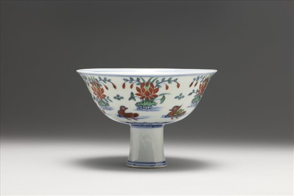 鬥彩蓮塘鴛鴦紋高足碗