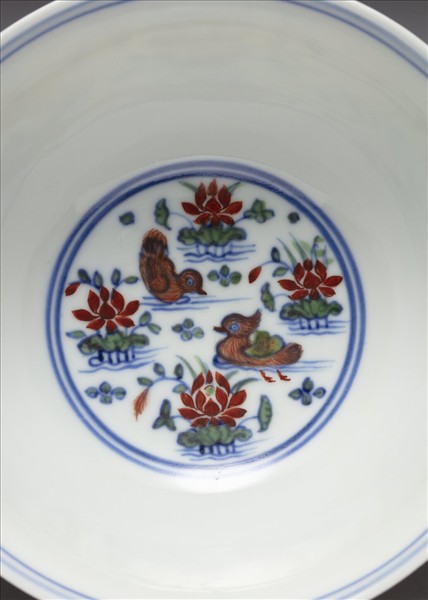 鬥彩蓮塘鴛鴦紋高足碗