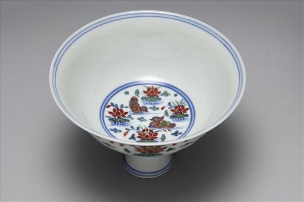 鬥彩蓮塘鴛鴦紋高足碗