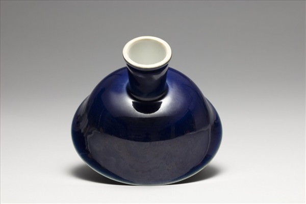 霽青釉暗花雲龍紋高足碗