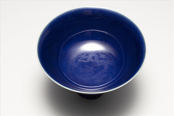 霽青釉暗花雲龍紋高足碗