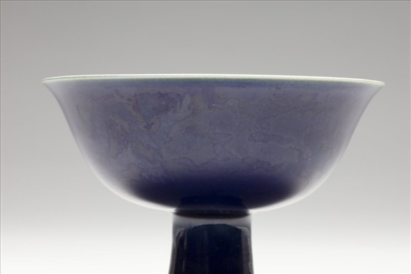 霽青釉暗花雲龍紋高足碗