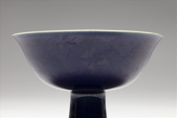 霽青釉暗花雲龍紋高足碗