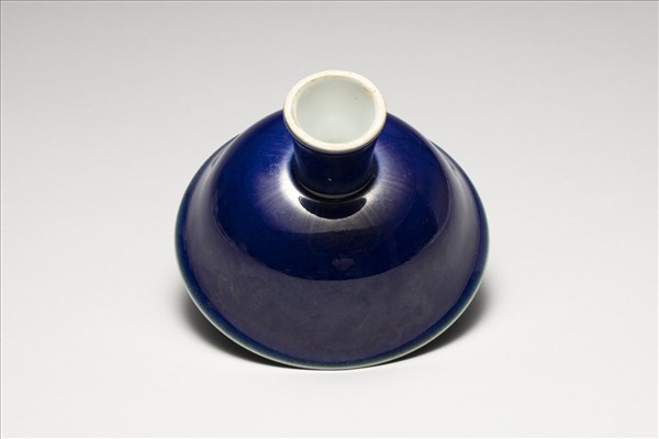 霽青釉暗花雲龍紋高足碗