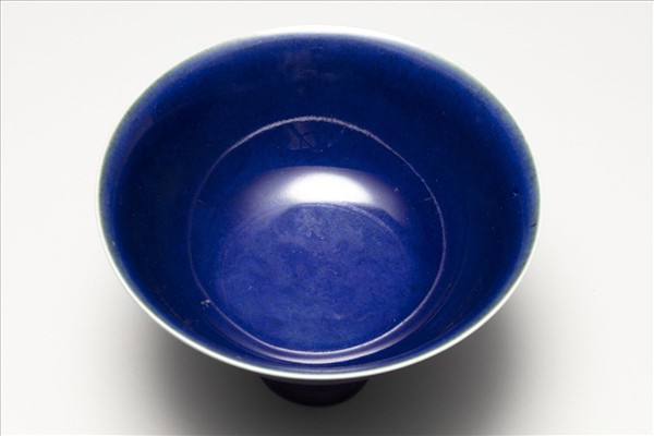 霽青釉暗花雲龍紋高足碗