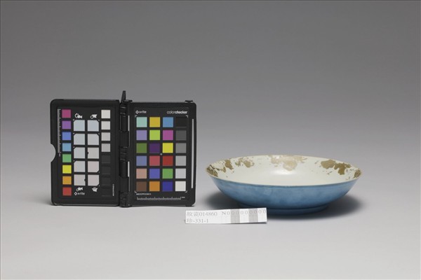 孔雀綠釉描金花卉紋盤