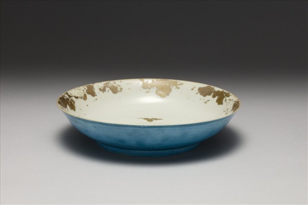 孔雀綠釉描金花卉紋盤