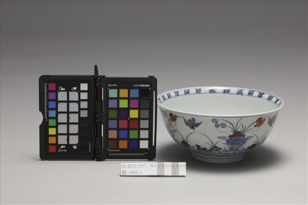 鬥彩蓮塘鴛鴦紋碗