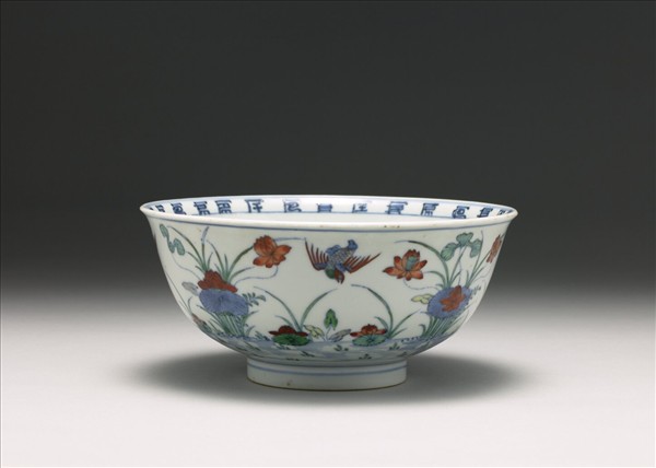 鬥彩蓮塘鴛鴦紋碗
