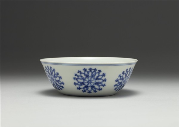 青花團花紋碗