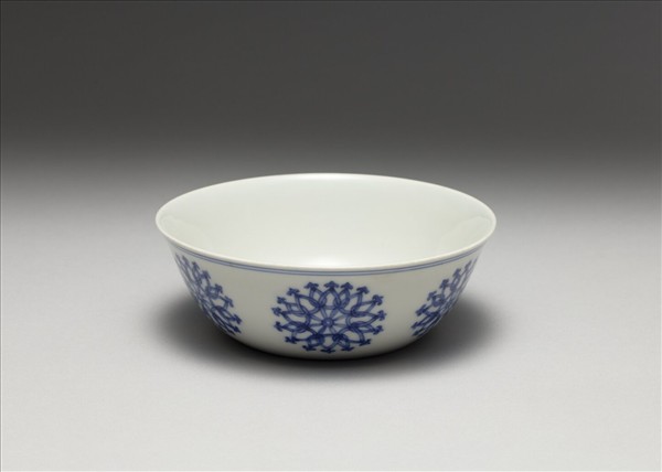 青花團花紋碗