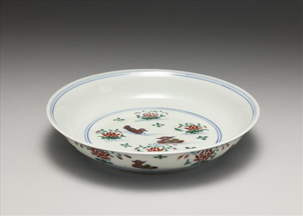 鬥彩蓮塘鴛鴦紋盤