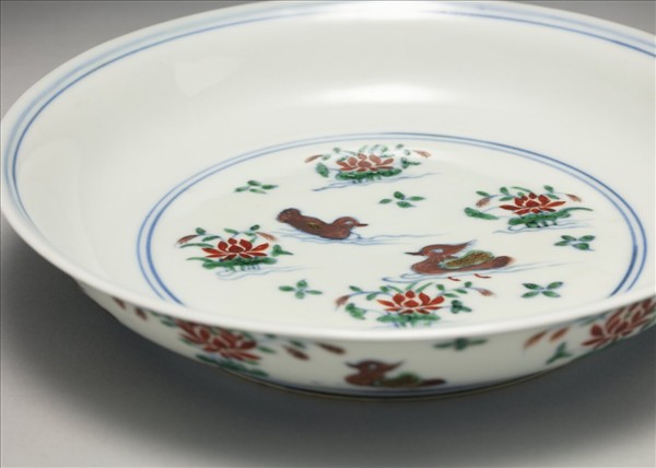 鬥彩蓮塘鴛鴦紋盤