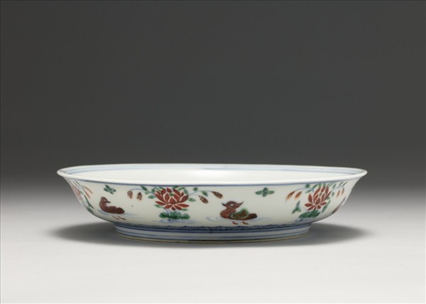 鬥彩蓮塘鴛鴦紋盤