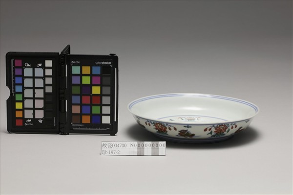 鬥彩蓮塘鴛鴦紋盤