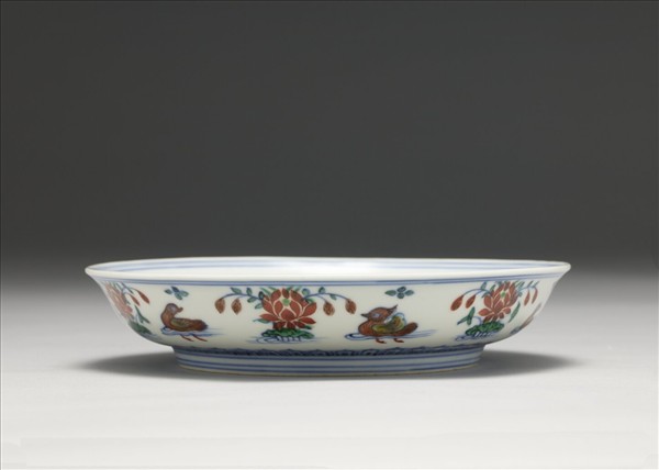 鬥彩蓮塘鴛鴦紋盤