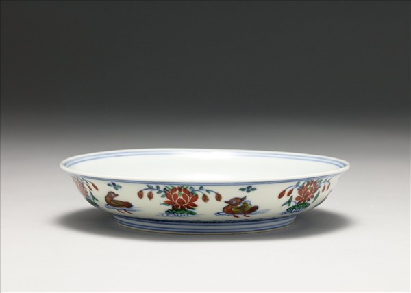 鬥彩蓮塘鴛鴦紋盤