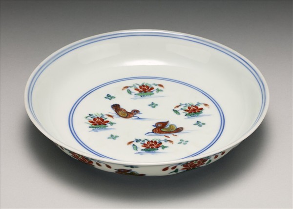 鬥彩蓮塘鴛鴦紋盤