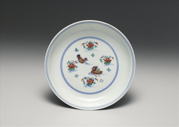 鬥彩蓮塘鴛鴦紋盤