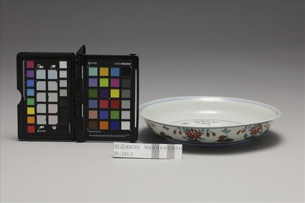 鬥彩蓮塘鴛鴦紋盤