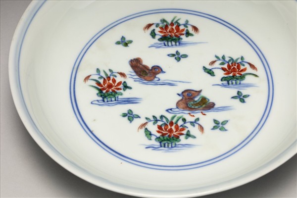 鬥彩蓮塘鴛鴦紋盤
