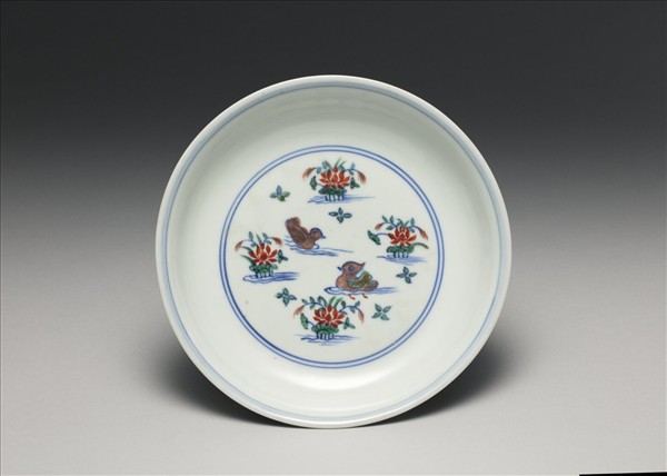 鬥彩蓮塘鴛鴦紋盤