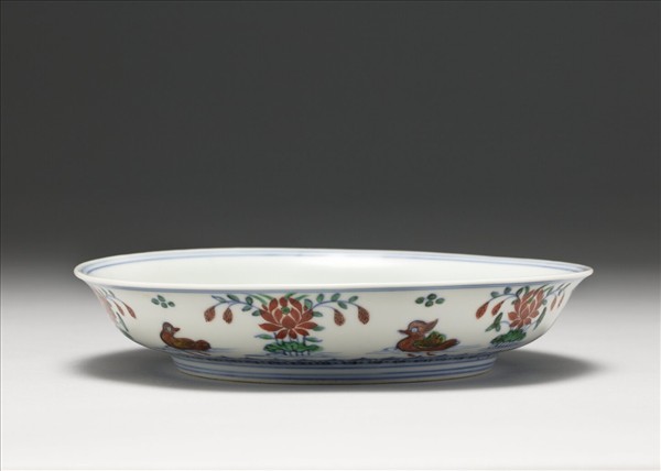 鬥彩蓮塘鴛鴦紋盤