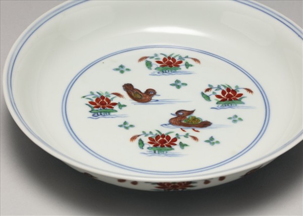 鬥彩蓮塘鴛鴦紋盤