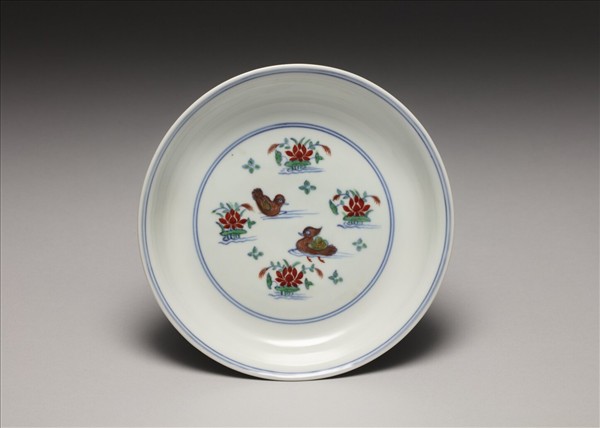 鬥彩蓮塘鴛鴦紋盤