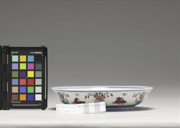 鬥彩蓮塘鴛鴦紋盤