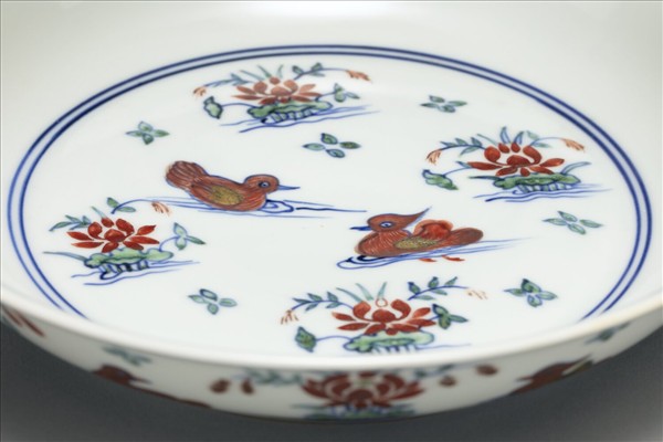 鬥彩蓮塘鴛鴦紋盤