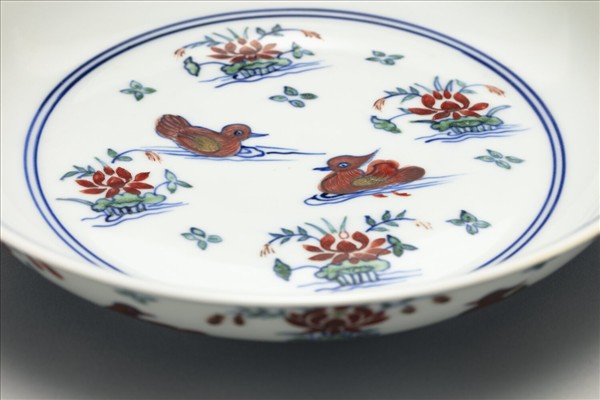 鬥彩蓮塘鴛鴦紋盤