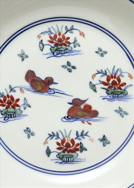 鬥彩蓮塘鴛鴦紋盤