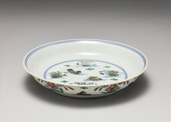 鬥彩蓮塘鴛鴦紋盤