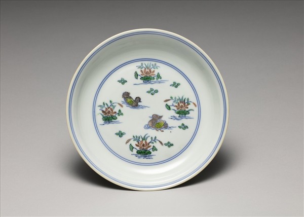 鬥彩蓮塘鴛鴦紋盤