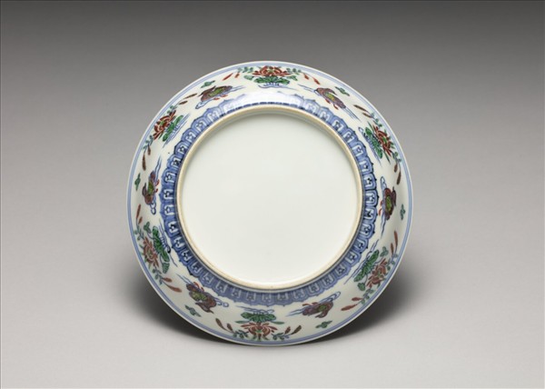 鬥彩蓮塘鴛鴦紋盤