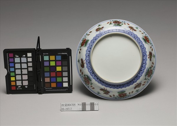 鬥彩蓮塘鴛鴦紋盤