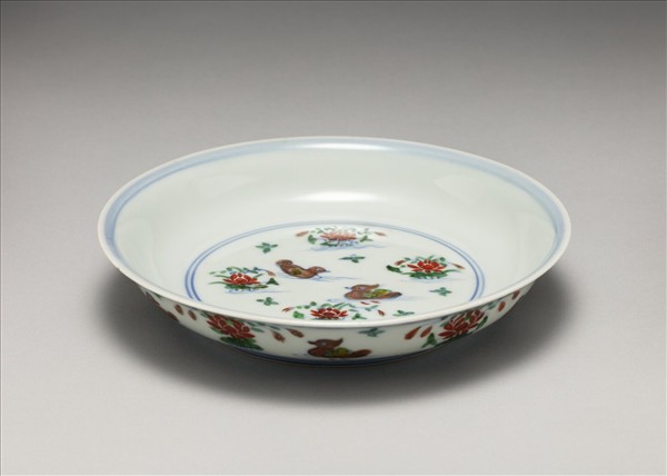 鬥彩蓮塘鴛鴦紋盤