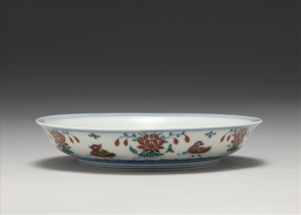 鬥彩蓮塘鴛鴦紋盤