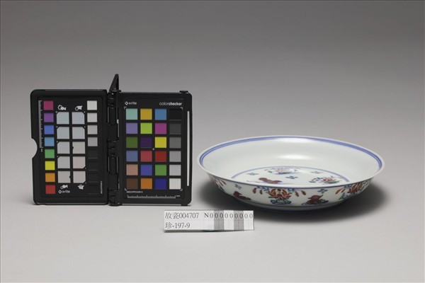 鬥彩蓮塘鴛鴦紋盤