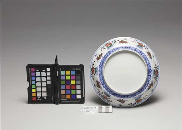 鬥彩蓮塘鴛鴦紋盤