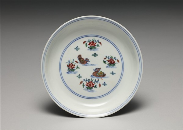 鬥彩蓮塘鴛鴦紋盤