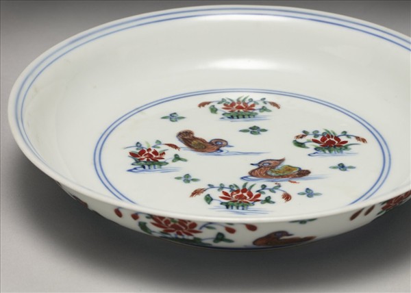 鬥彩蓮塘鴛鴦紋盤